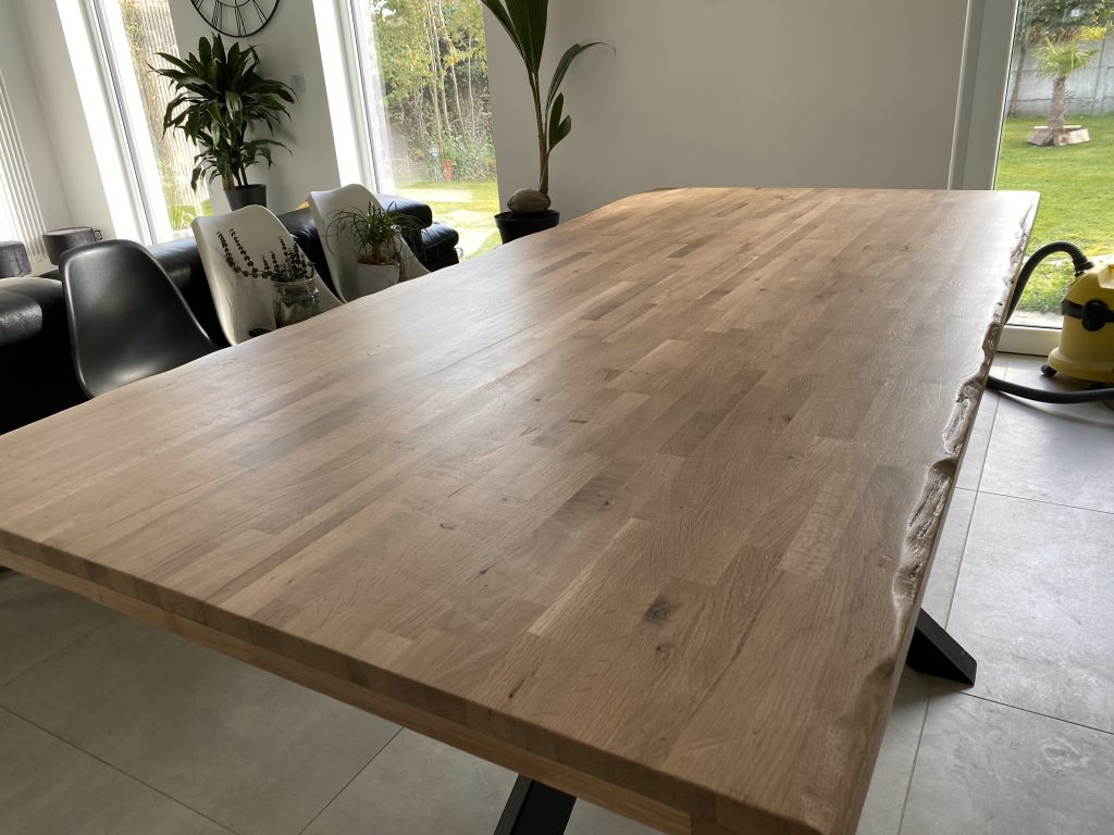 Table en bois massif avec pieds en métal