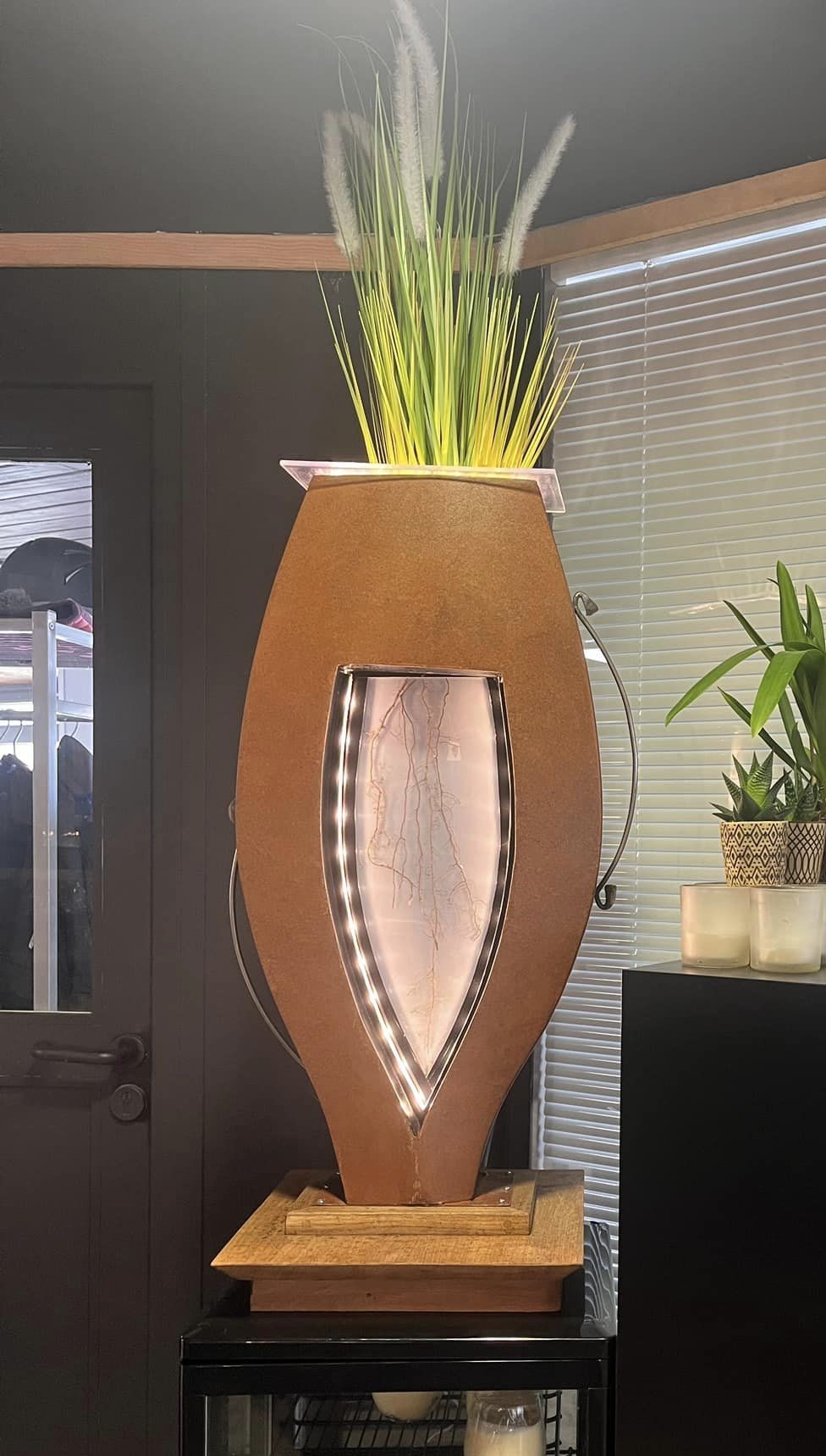 Vase décoratif lumineux en métal